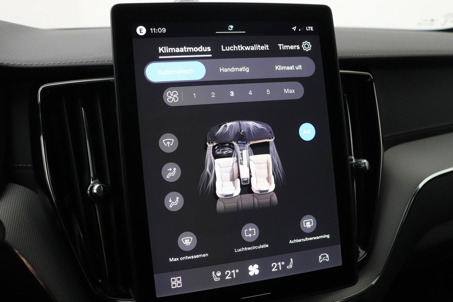 Volvo XC60 2.0 T6 Plug-in hybrid AWD Ultra Black Edition | Luchtvering | Bowers & Wilkins | Panoramadak | Stoelventilatie