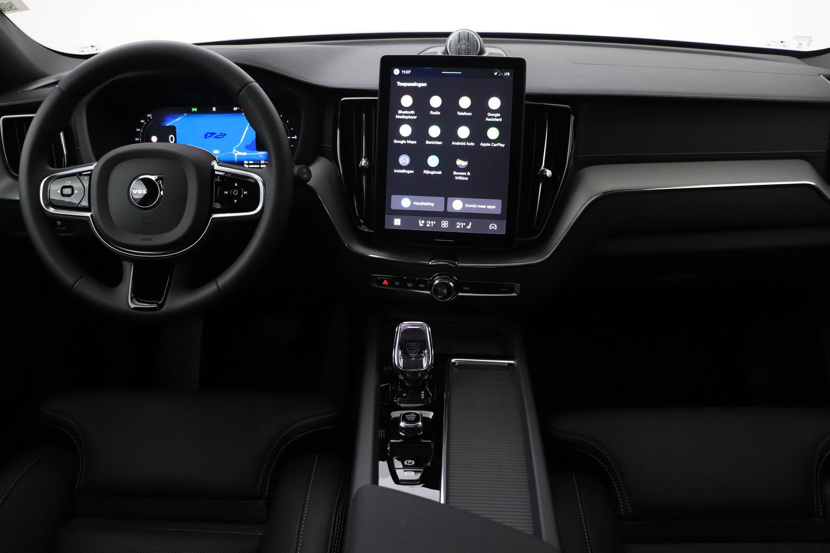 Volvo XC60 2.0 T6 Plug-in hybrid AWD Ultra Black Edition | Luchtvering | Bowers & Wilkins | Panoramadak | Stoelventilatie