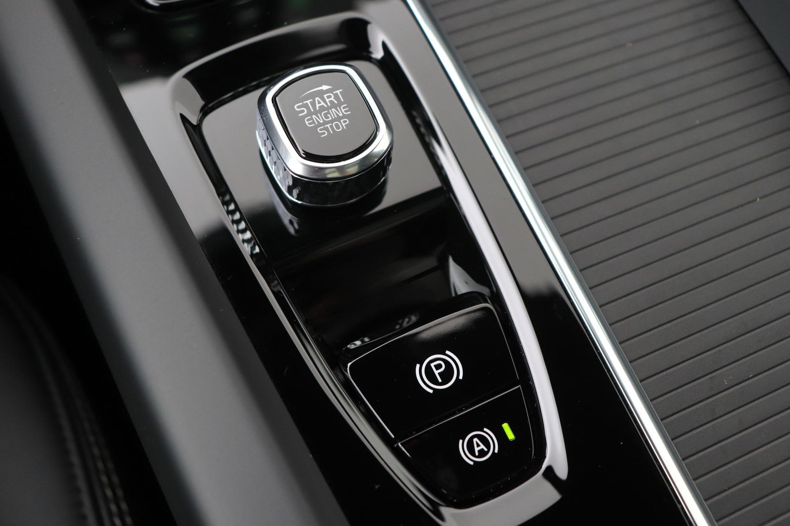 Volvo XC60 2.0 T6 Plug-in hybrid AWD Ultra Black Edition | Luchtvering | Bowers & Wilkins | Panoramadak | Stoelventilatie
