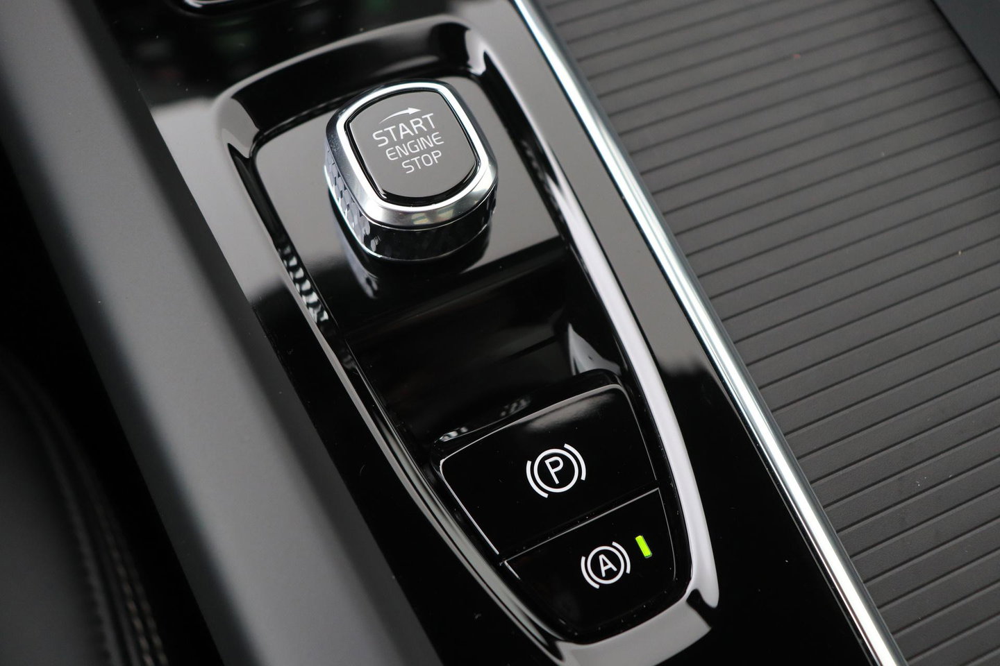 Volvo XC60 2.0 T6 Plug-in hybrid AWD Ultra Black Edition | Luchtvering | Bowers & Wilkins | Panoramadak | Stoelventilatie