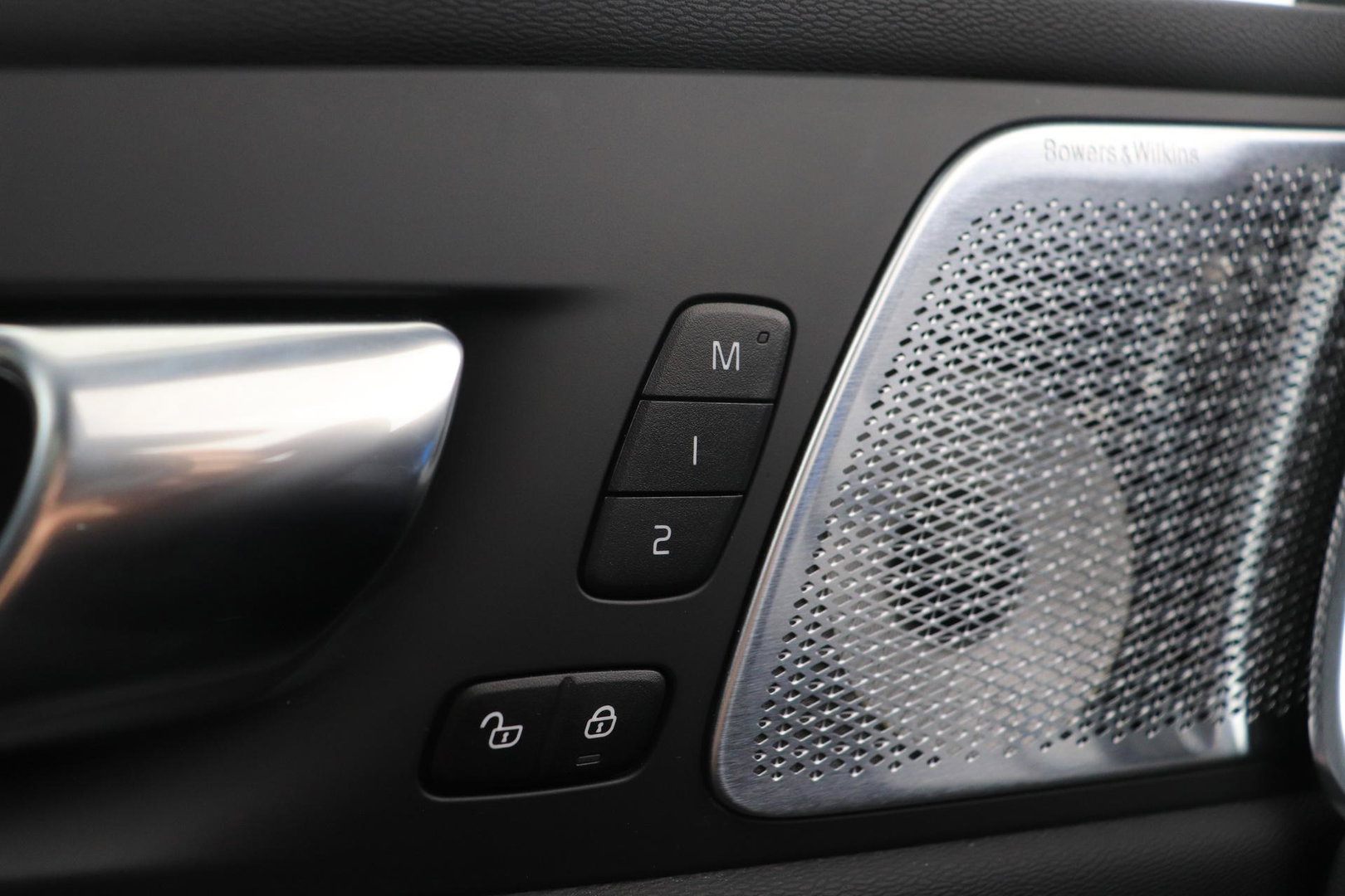 Volvo XC60 2.0 T6 Plug-in hybrid AWD Ultra Black Edition | Luchtvering | Bowers & Wilkins | Panoramadak | Stoelventilatie