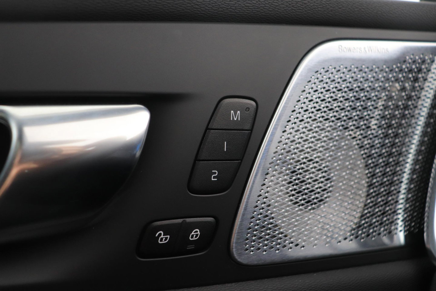 Volvo XC60 2.0 T6 Plug-in hybrid AWD Ultra Black Edition | Luchtvering | Bowers & Wilkins | Panoramadak | Stoelventilatie