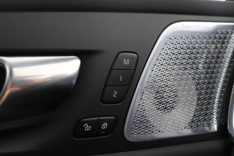 Volvo XC60 2.0 T6 Plug-in hybrid AWD Ultra Black Edition | Luchtvering | Bowers & Wilkins | Panoramadak | Stoelventilatie