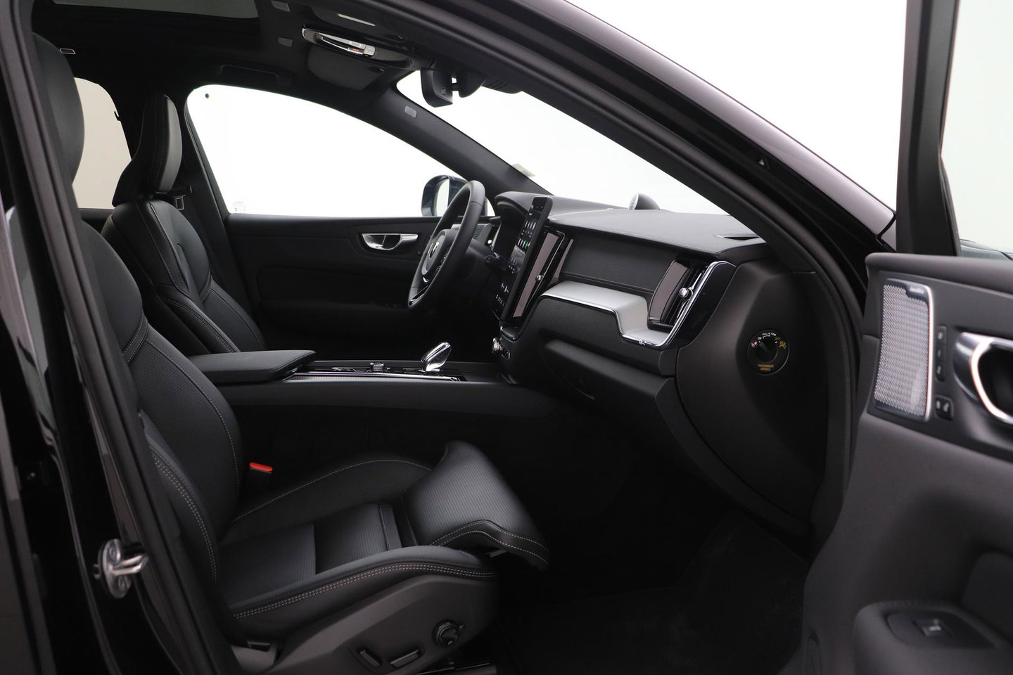Volvo XC60 2.0 T6 Plug-in hybrid AWD Ultra Black Edition | Luchtvering | Bowers & Wilkins | Panoramadak | Stoelventilatie