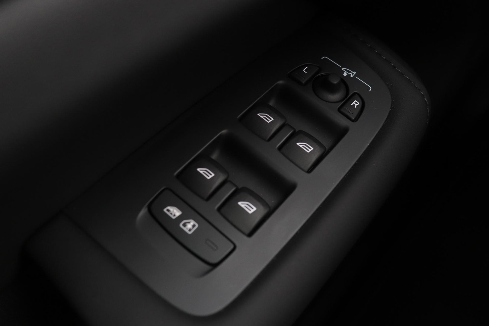 Volvo XC60 2.0 T6 Plug-in hybrid AWD Ultra Black Edition | Luchtvering | Bowers & Wilkins | Panoramadak | Stoelventilatie