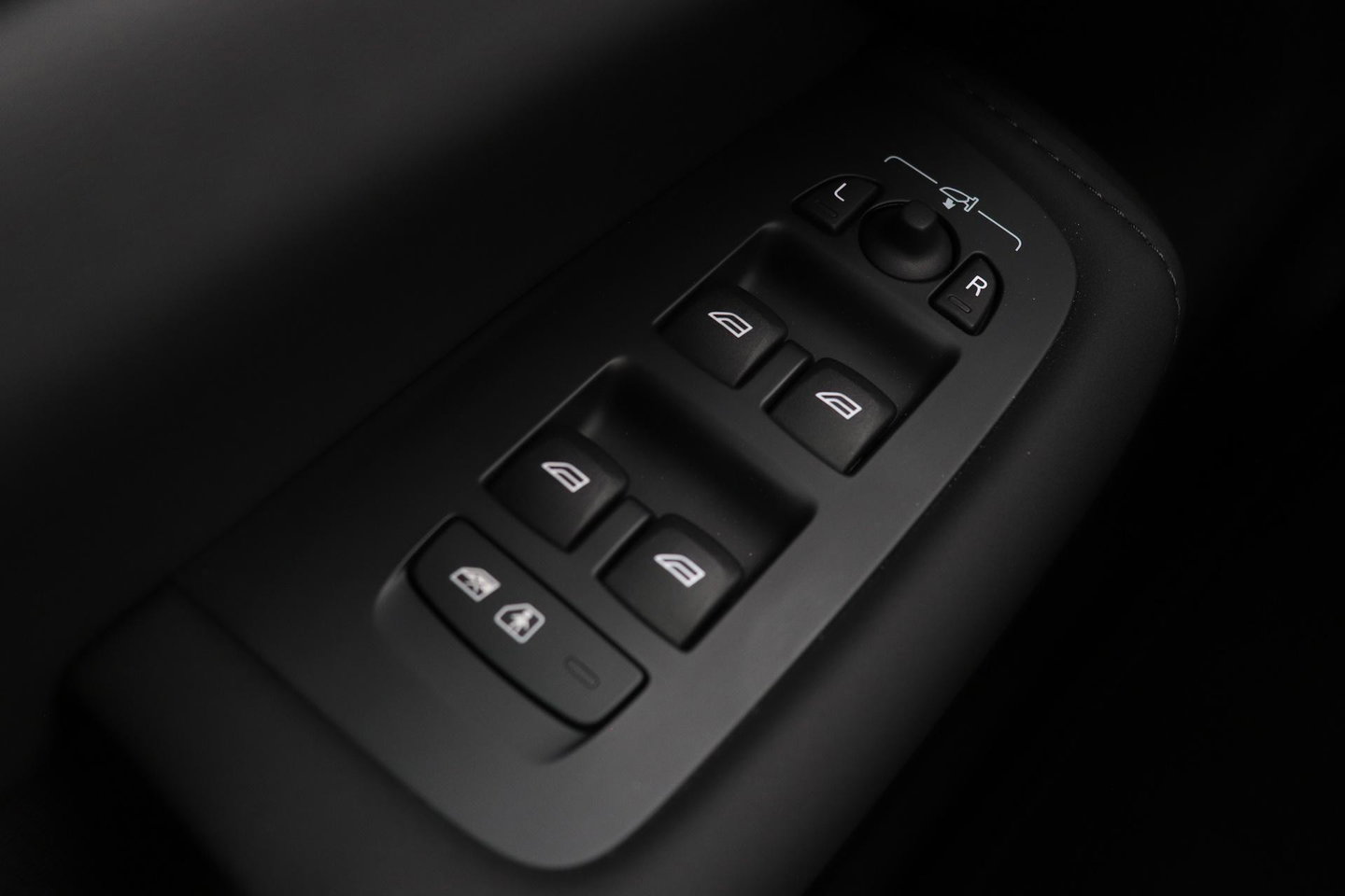 Volvo XC60 2.0 T6 Plug-in hybrid AWD Ultra Black Edition | Luchtvering | Bowers & Wilkins | Panoramadak | Stoelventilatie