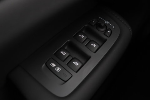 Volvo XC60 2.0 T6 Plug-in hybrid AWD Ultra Black Edition | Luchtvering | Bowers & Wilkins | Panoramadak | Stoelventilatie