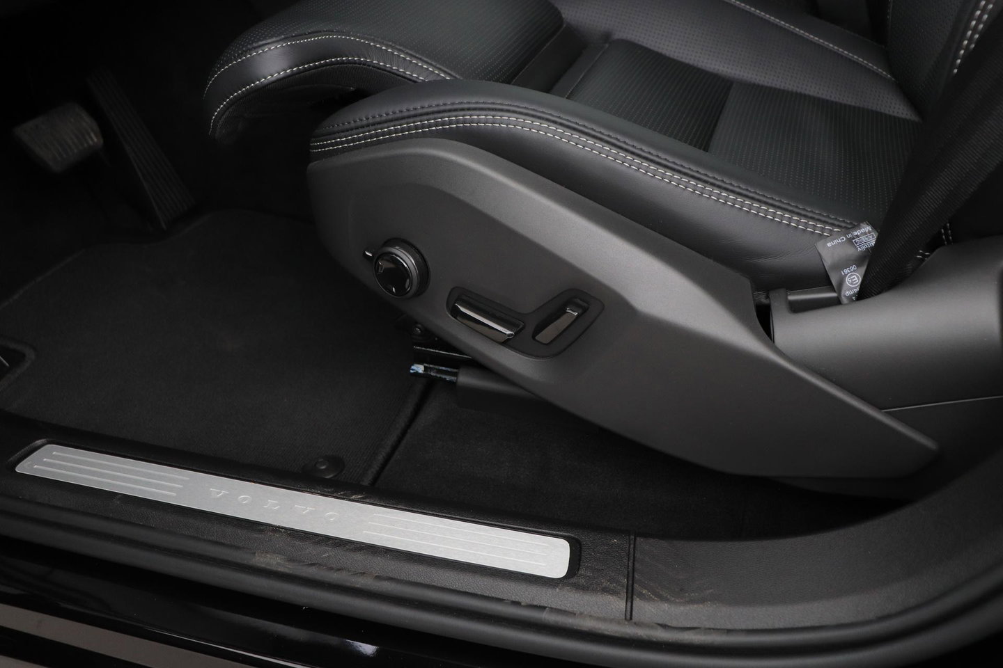 Volvo XC60 2.0 T6 Plug-in hybrid AWD Ultra Black Edition | Luchtvering | Bowers & Wilkins | Panoramadak | Stoelventilatie