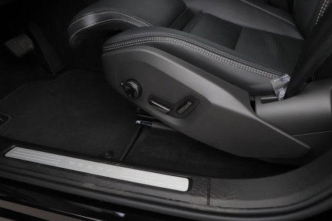 Volvo XC60 2.0 T6 Plug-in hybrid AWD Ultra Black Edition | Luchtvering | Bowers & Wilkins | Panoramadak | Stoelventilatie