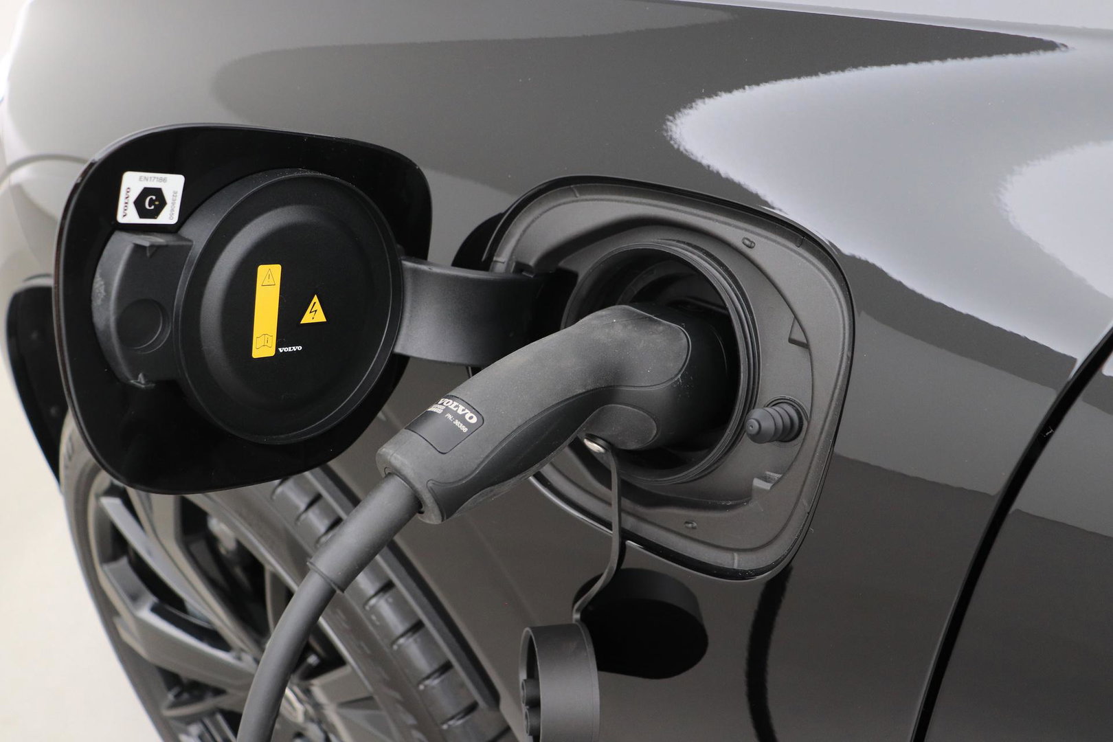 Volvo XC60 2.0 T6 Plug-in hybrid AWD Ultra Black Edition | Luchtvering | Bowers & Wilkins | Panoramadak | Stoelventilatie