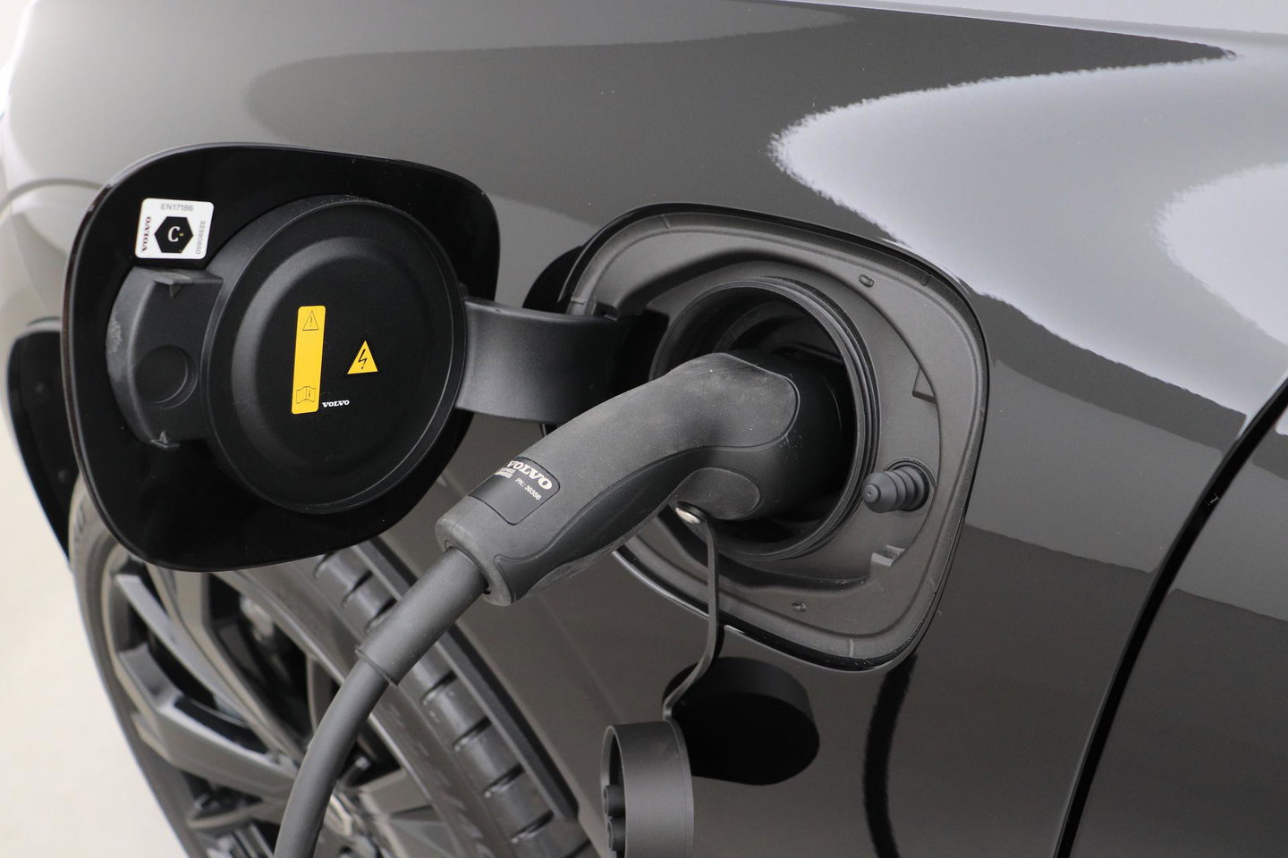 Volvo XC60 2.0 T6 Plug-in hybrid AWD Ultra Black Edition | Luchtvering | Bowers & Wilkins | Panoramadak | Stoelventilatie