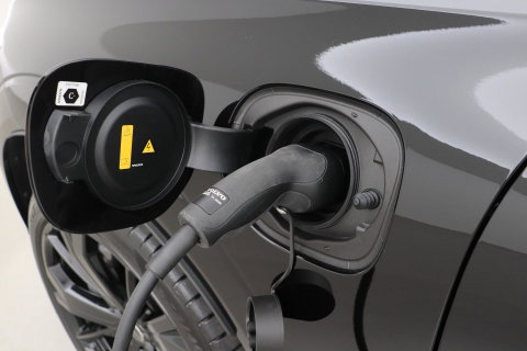 Volvo XC60 2.0 T6 Plug-in hybrid AWD Ultra Black Edition | Luchtvering | Bowers & Wilkins | Panoramadak | Stoelventilatie