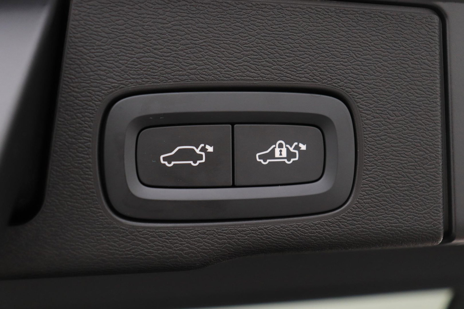 Volvo XC60 2.0 T6 Plug-in hybrid AWD Ultra Black Edition | Luchtvering | Bowers & Wilkins | Panoramadak | Stoelventilatie