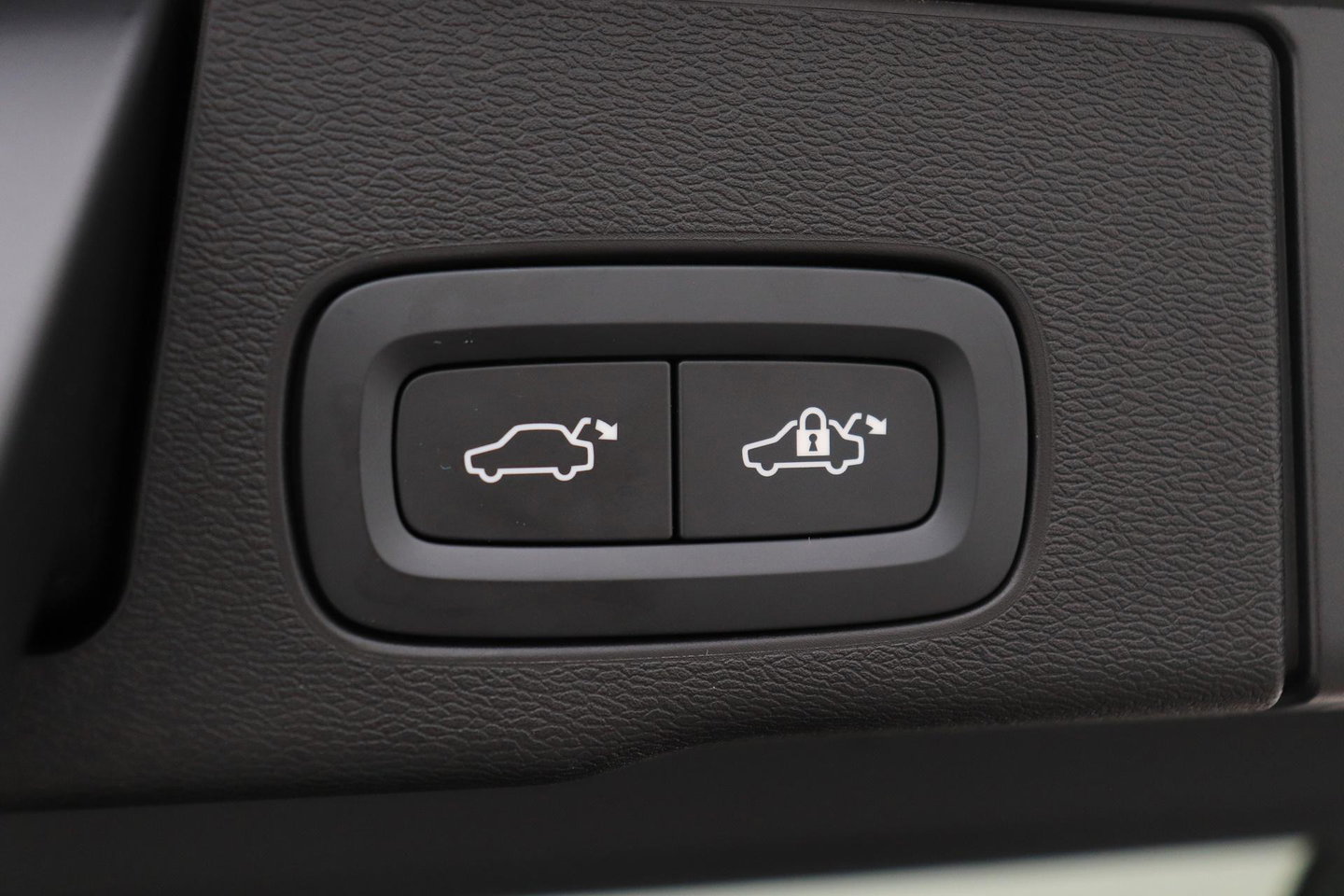Volvo XC60 2.0 T6 Plug-in hybrid AWD Ultra Black Edition | Luchtvering | Bowers & Wilkins | Panoramadak | Stoelventilatie