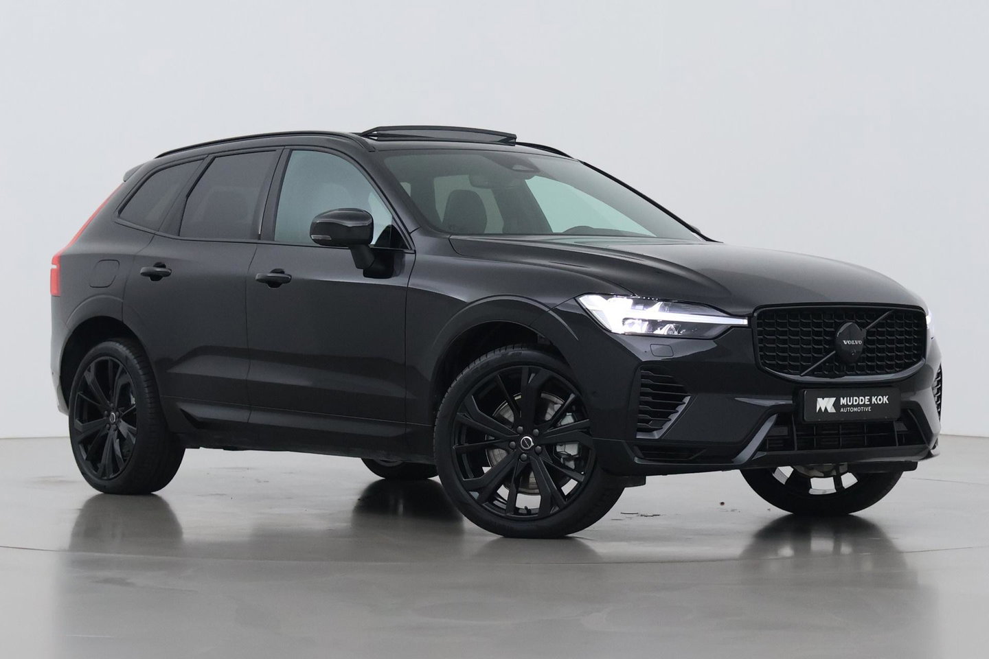 Volvo XC60 2.0 T6 Plug-in hybrid AWD Plus Black Edition | Panoramadak | Harman/Kardon | BLIS | Sportstoelen