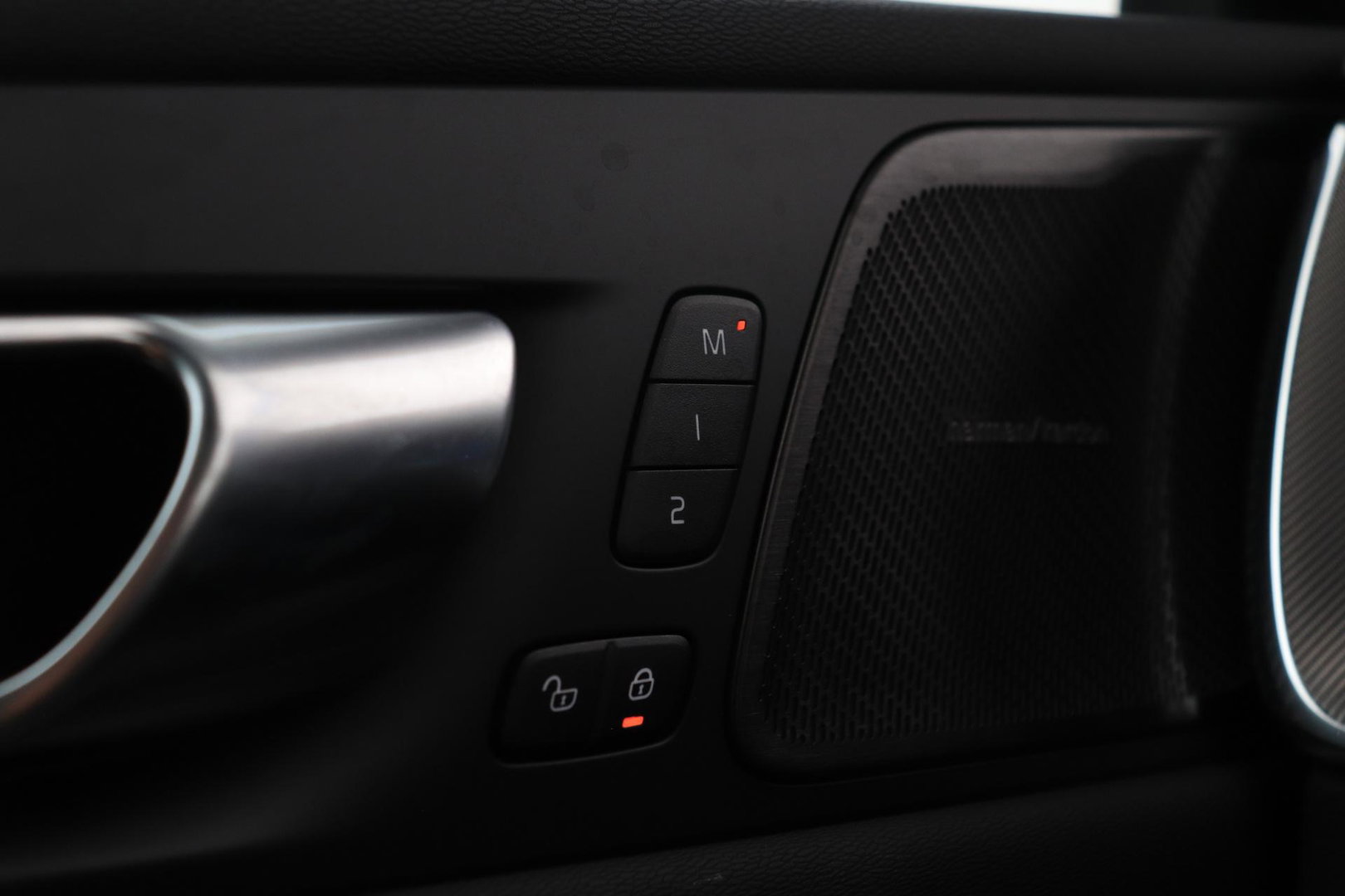 Volvo XC60 2.0 T6 Plug-in hybrid AWD Plus Black Edition | Panoramadak | Harman/Kardon | BLIS | Sportstoelen