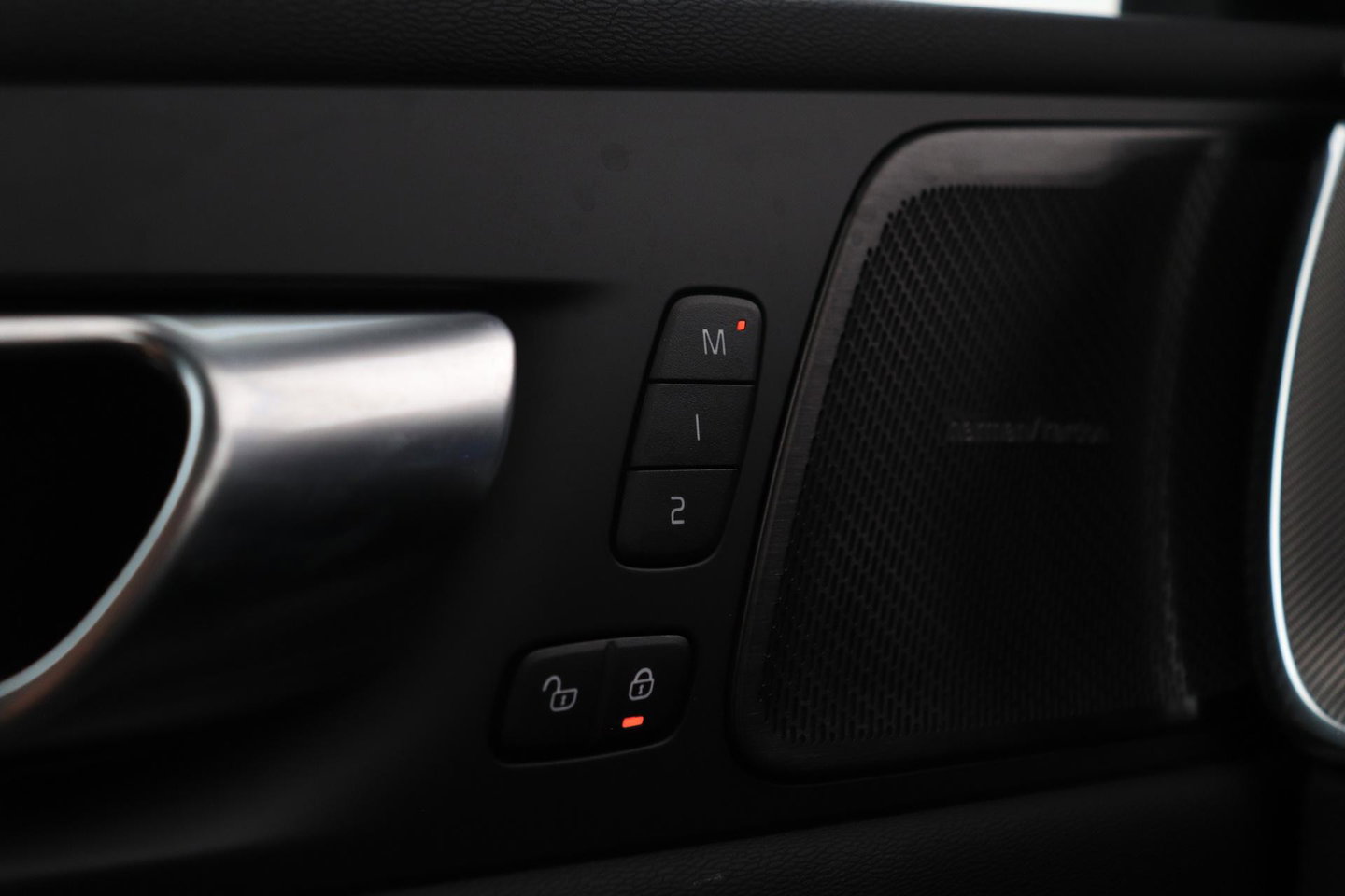 Volvo XC60 2.0 T6 Plug-in hybrid AWD Plus Black Edition | Panoramadak | Harman/Kardon | BLIS | Sportstoelen