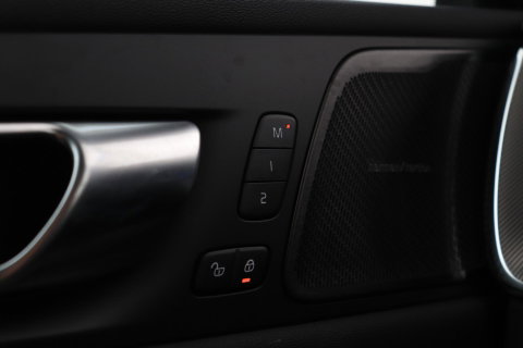 Volvo XC60 2.0 T6 Plug-in hybrid AWD Plus Black Edition | Panoramadak | Harman/Kardon | BLIS | Sportstoelen