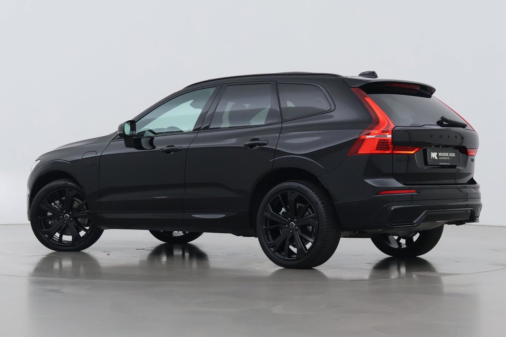 Volvo XC60 2.0 T6 Plug-in hybrid AWD Plus Black Edition | Panoramadak | Harman/Kardon | BLIS | Sportstoelen