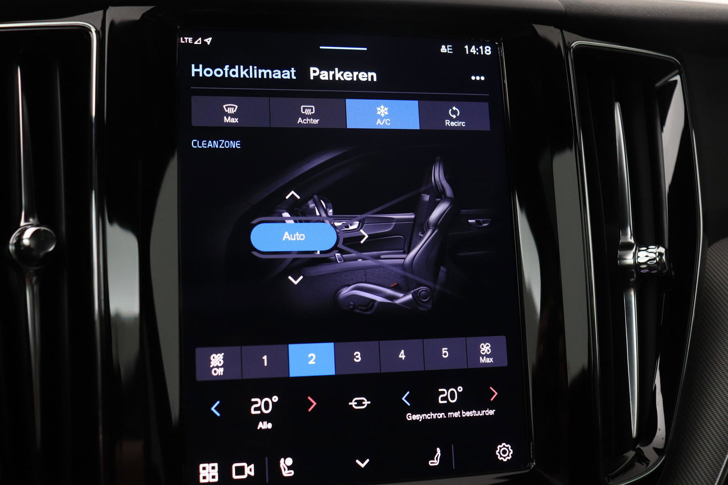 Volvo XC60 2.0 T6 Plug-in hybrid AWD Plus Black Edition | Panoramadak | Harman/Kardon | BLIS | Sportstoelen