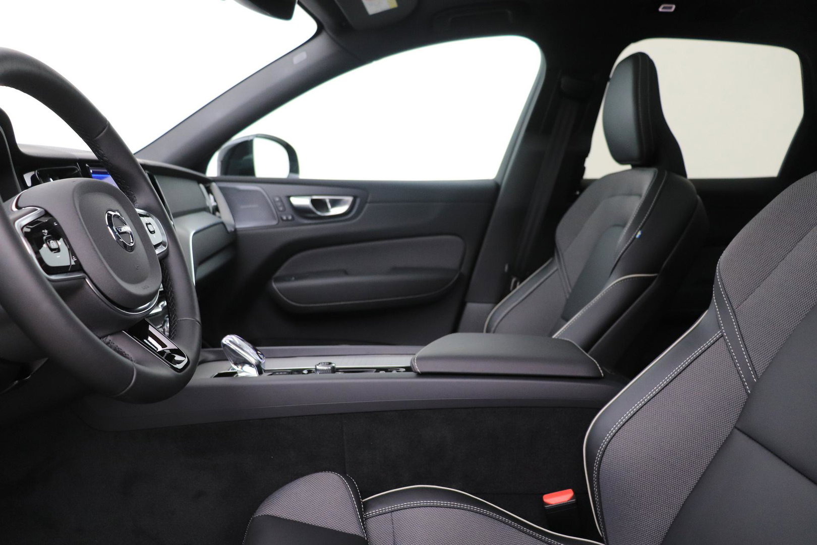Volvo XC60 2.0 T6 Plug-in hybrid AWD Plus Black Edition | Panoramadak | Harman/Kardon | BLIS | Sportstoelen