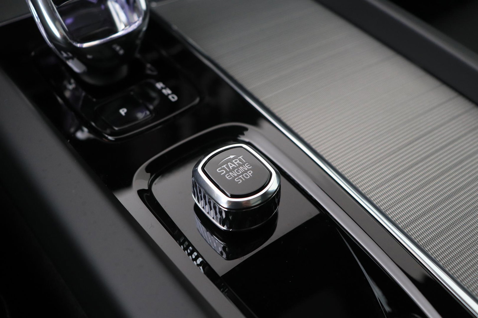 Volvo XC60 2.0 T6 Plug-in hybrid AWD Plus Black Edition | Panoramadak | Harman/Kardon | BLIS | Sportstoelen