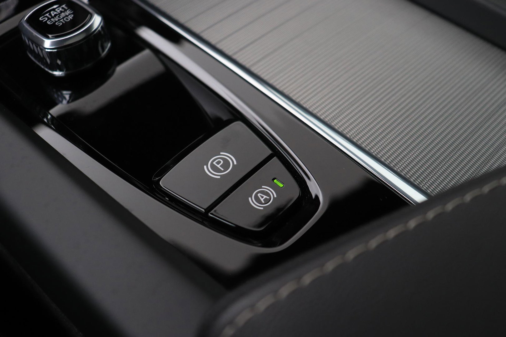 Volvo XC60 2.0 T6 Plug-in hybrid AWD Plus Black Edition | Panoramadak | Harman/Kardon | BLIS | Sportstoelen