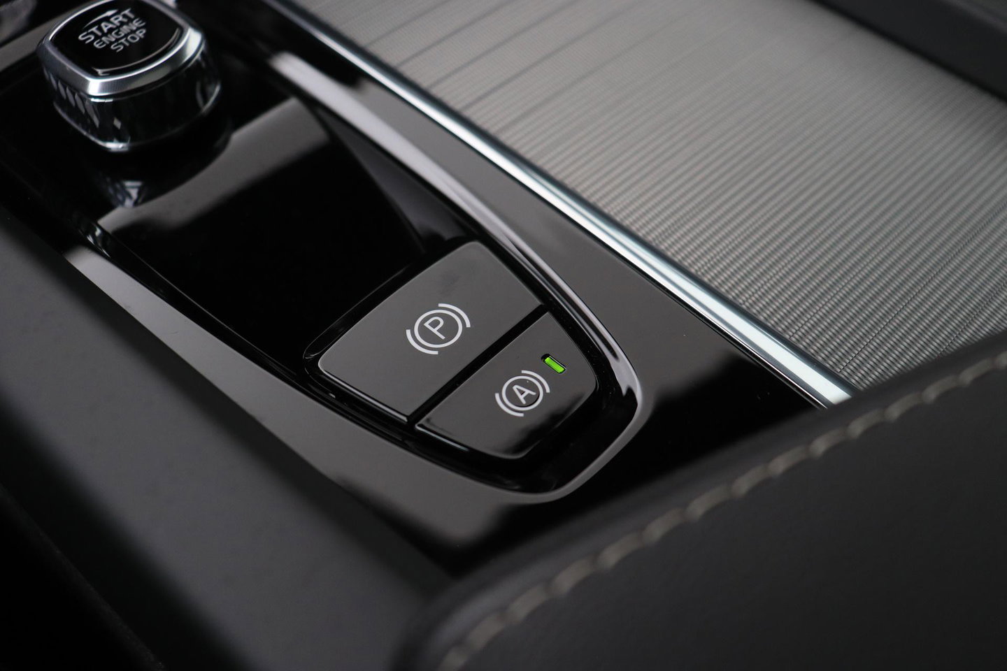 Volvo XC60 2.0 T6 Plug-in hybrid AWD Plus Black Edition | Panoramadak | Harman/Kardon | BLIS | Sportstoelen