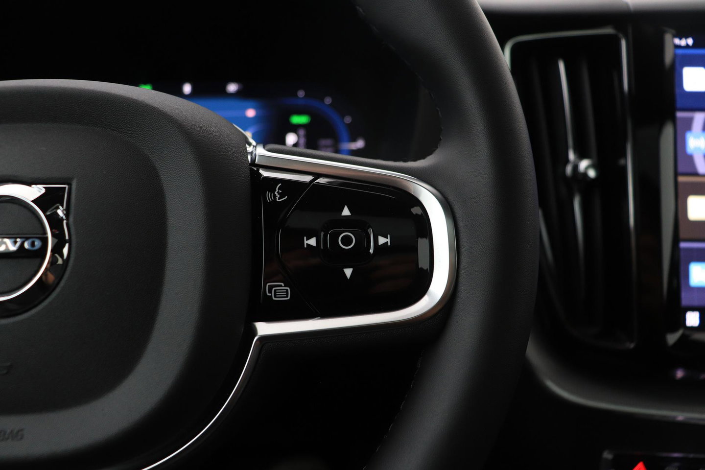 Volvo XC60 2.0 T6 Plug-in hybrid AWD Plus Black Edition | Panoramadak | Harman/Kardon | BLIS | Sportstoelen