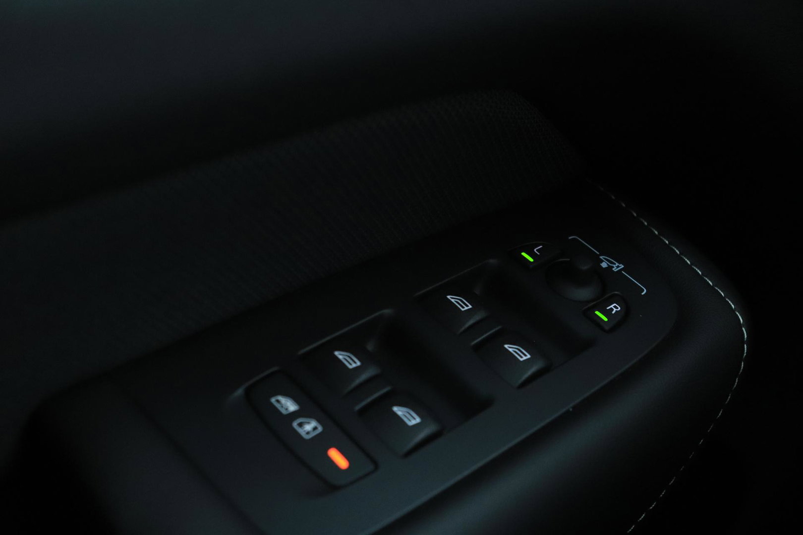 Volvo XC60 2.0 T6 Plug-in hybrid AWD Plus Black Edition | Panoramadak | Harman/Kardon | BLIS | Sportstoelen