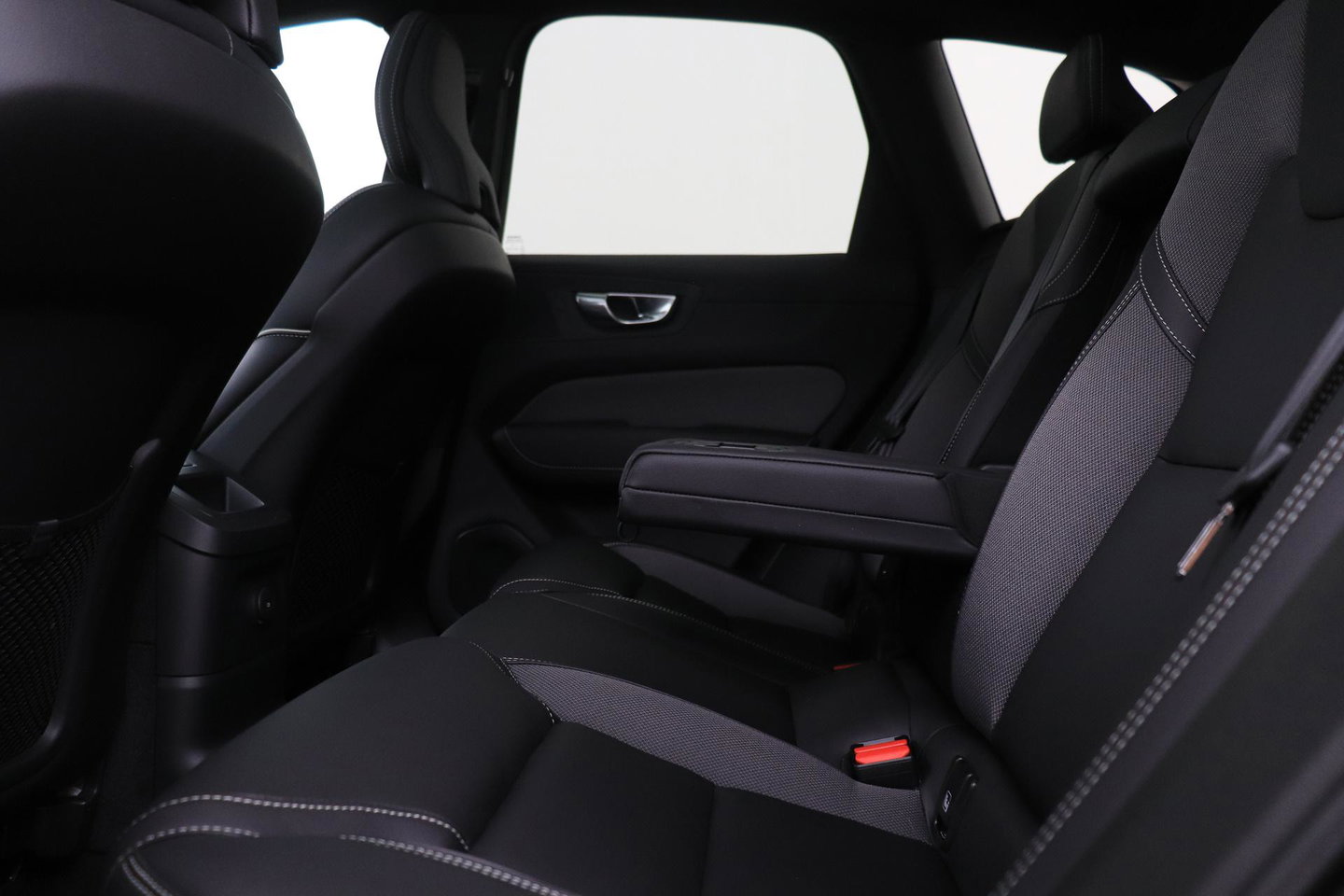 Volvo XC60 2.0 T6 Plug-in hybrid AWD Plus Black Edition | Panoramadak | Harman/Kardon | BLIS | Sportstoelen