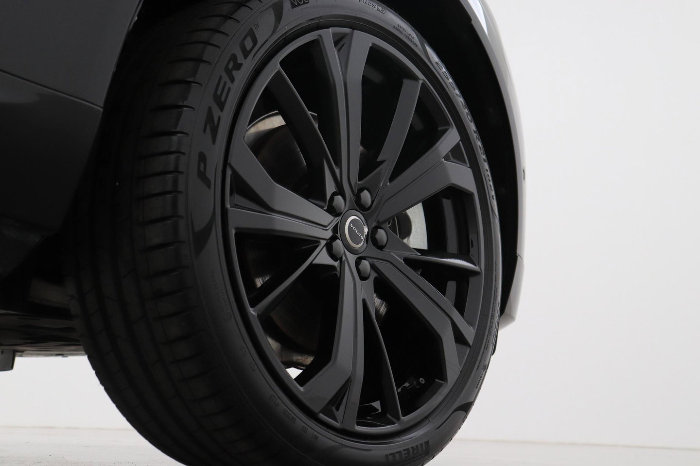 Volvo XC60 2.0 T6 Plug-in hybrid AWD Plus Black Edition | Panoramadak | Harman/Kardon | BLIS | Sportstoelen