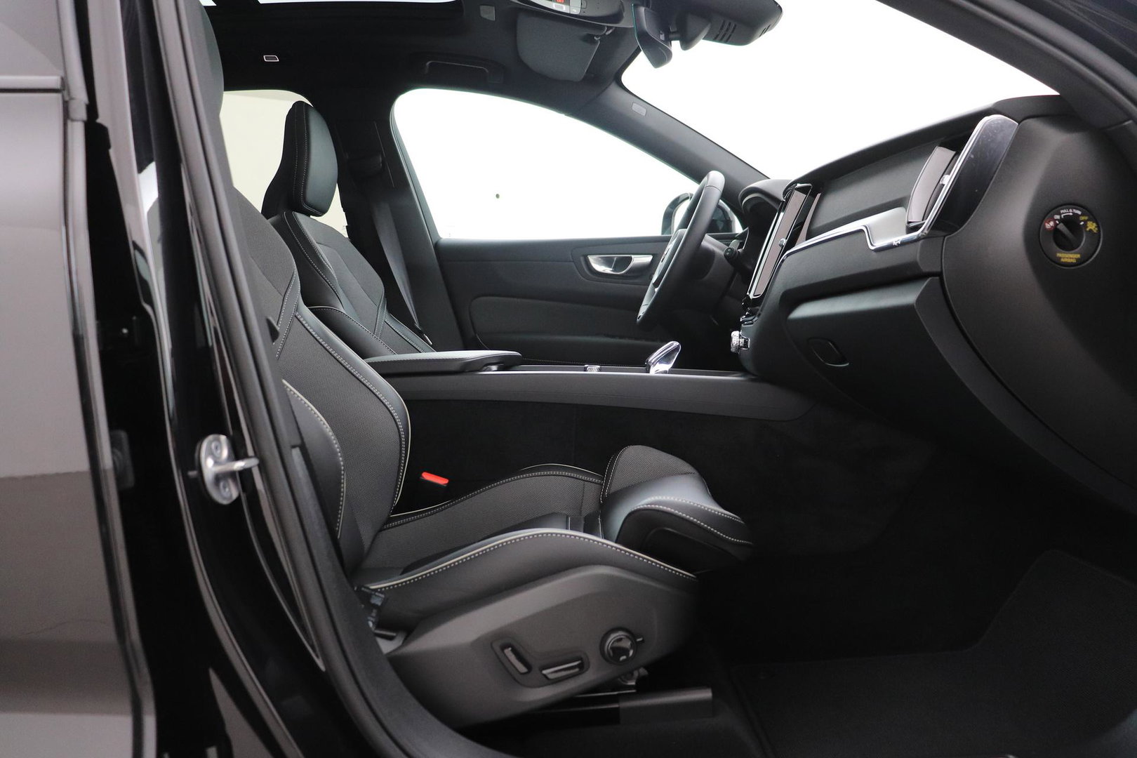 Volvo XC60 2.0 T6 Plug-in hybrid AWD Plus Black Edition | Panoramadak | Harman/Kardon | BLIS | Sportstoelen