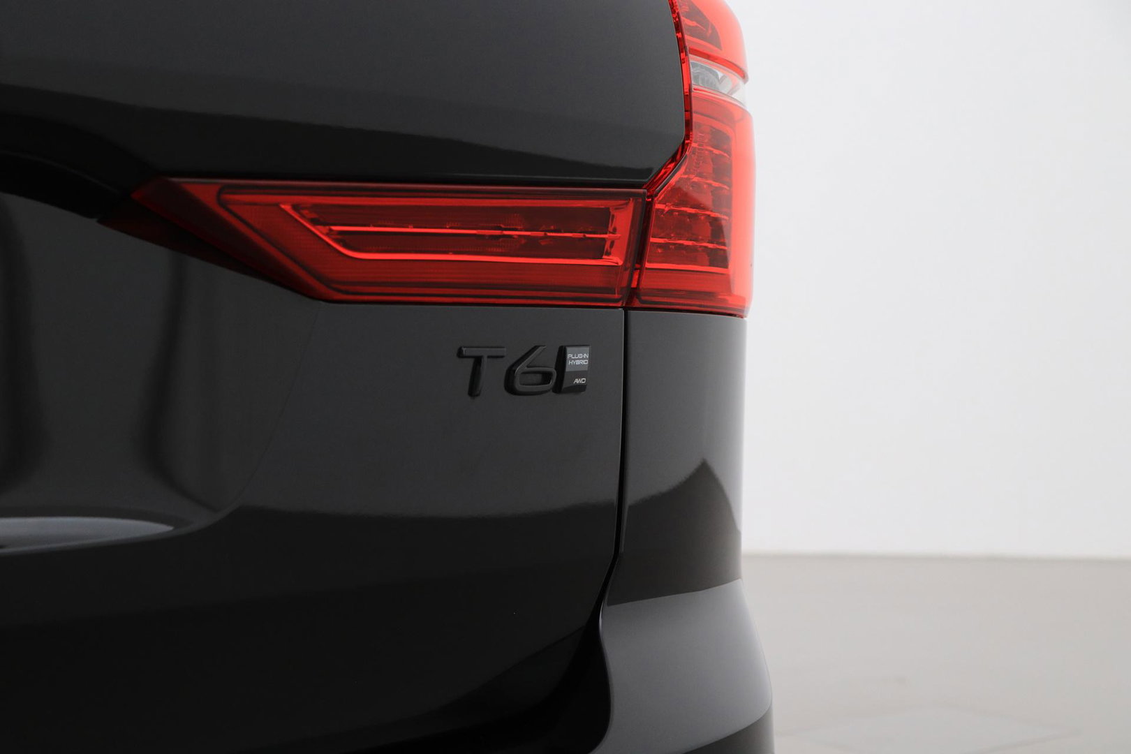 Volvo XC60 2.0 T6 Plug-in hybrid AWD Plus Black Edition | Panoramadak | Harman/Kardon | BLIS | Sportstoelen