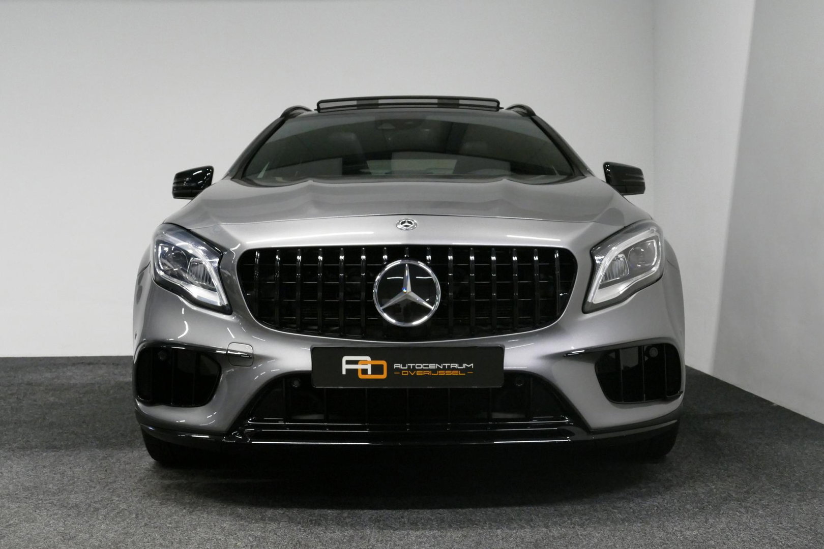 Mercedes-Benz GLA AMG 45 4MATIC Premium Plus / UNIEK / Panoramadak / AMG Performance sport-uitlaat / Stoelverwarming / Achteruitrijcamera / LED High Performance koplampen / Cruise Control / 20'' LMV / Rode remzadels