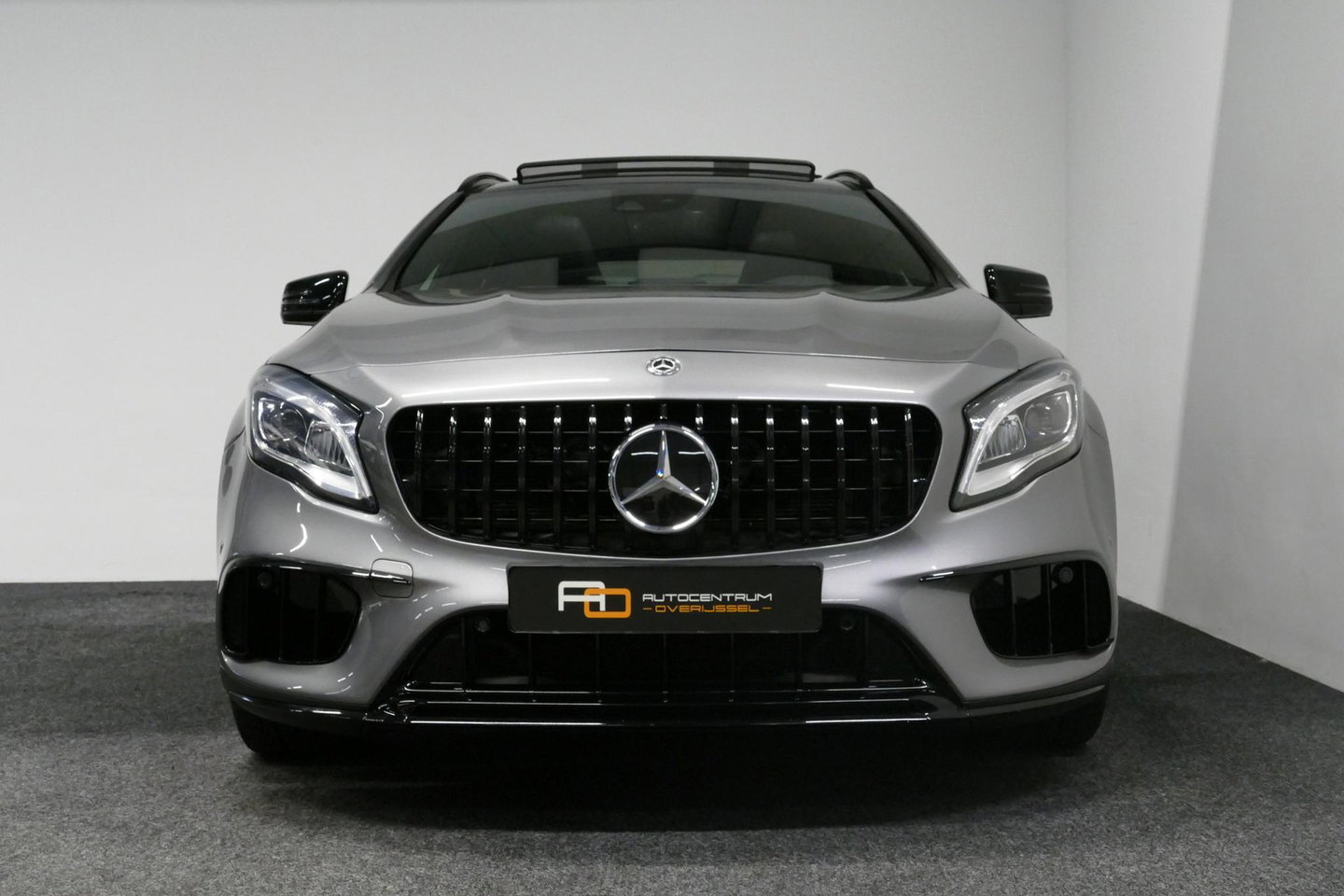 Mercedes-Benz GLA AMG 45 4MATIC Premium Plus / UNIEK / Panoramadak / AMG Performance sport-uitlaat / Stoelverwarming / Achteruitrijcamera / LED High Performance koplampen / Cruise Control / 20'' LMV / Rode remzadels