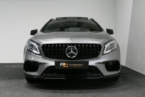 Mercedes-Benz GLA AMG 45 4MATIC Premium Plus / UNIEK / Panoramadak / AMG Performance sport-uitlaat / Stoelverwarming / Achteruitrijcamera / LED High Performance koplampen / Cruise Control / 20'' LMV / Rode remzadels