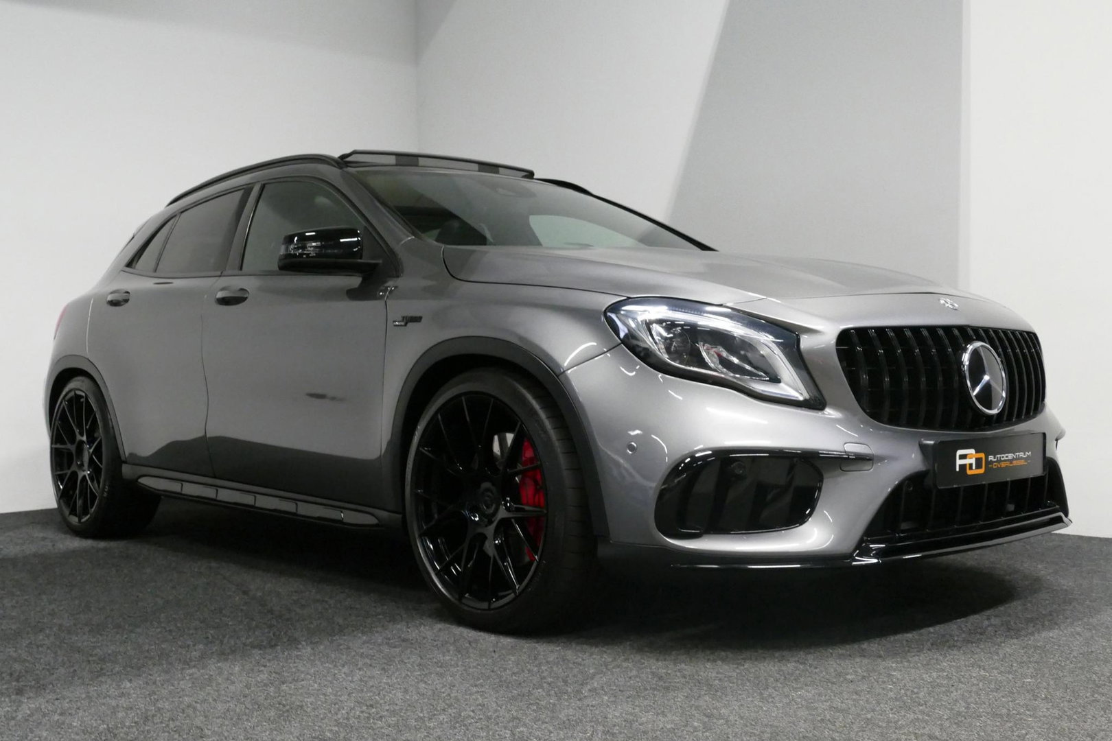 Mercedes-Benz GLA AMG 45 4MATIC Premium Plus / UNIEK / Panoramadak / AMG Performance sport-uitlaat / Stoelverwarming / Achteruitrijcamera / LED High Performance koplampen / Cruise Control / 20'' LMV / Rode remzadels