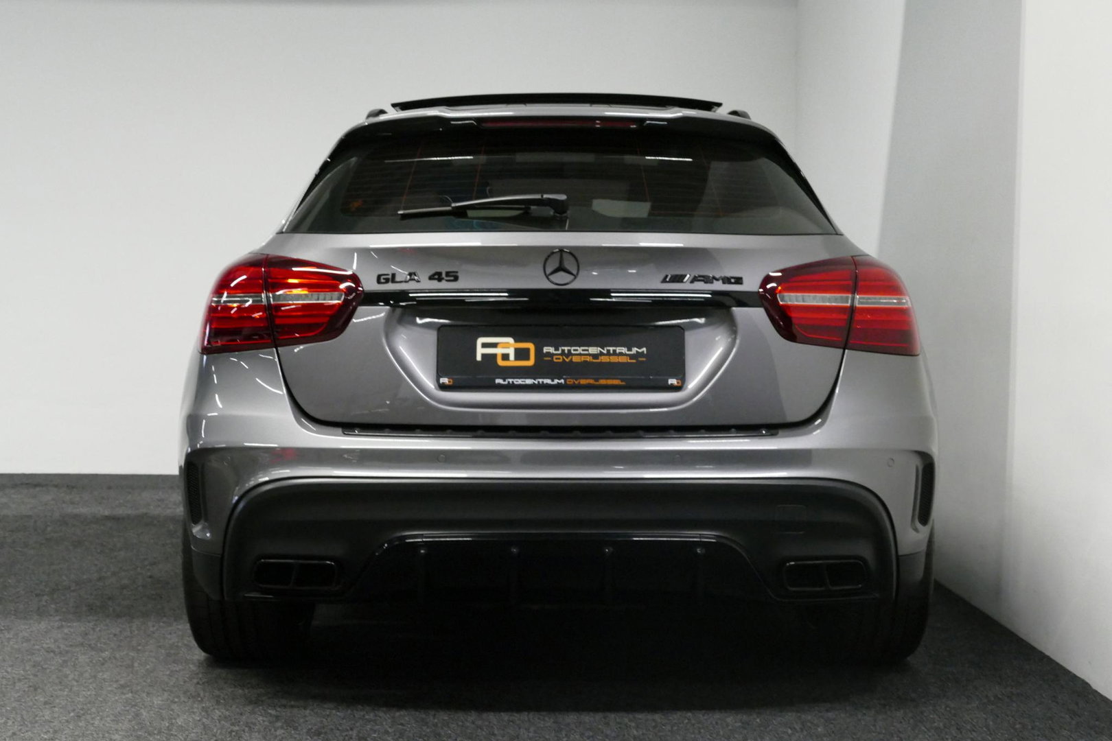 Mercedes-Benz GLA AMG 45 4MATIC Premium Plus / UNIEK / Panoramadak / AMG Performance sport-uitlaat / Stoelverwarming / Achteruitrijcamera / LED High Performance koplampen / Cruise Control / 20'' LMV / Rode remzadels