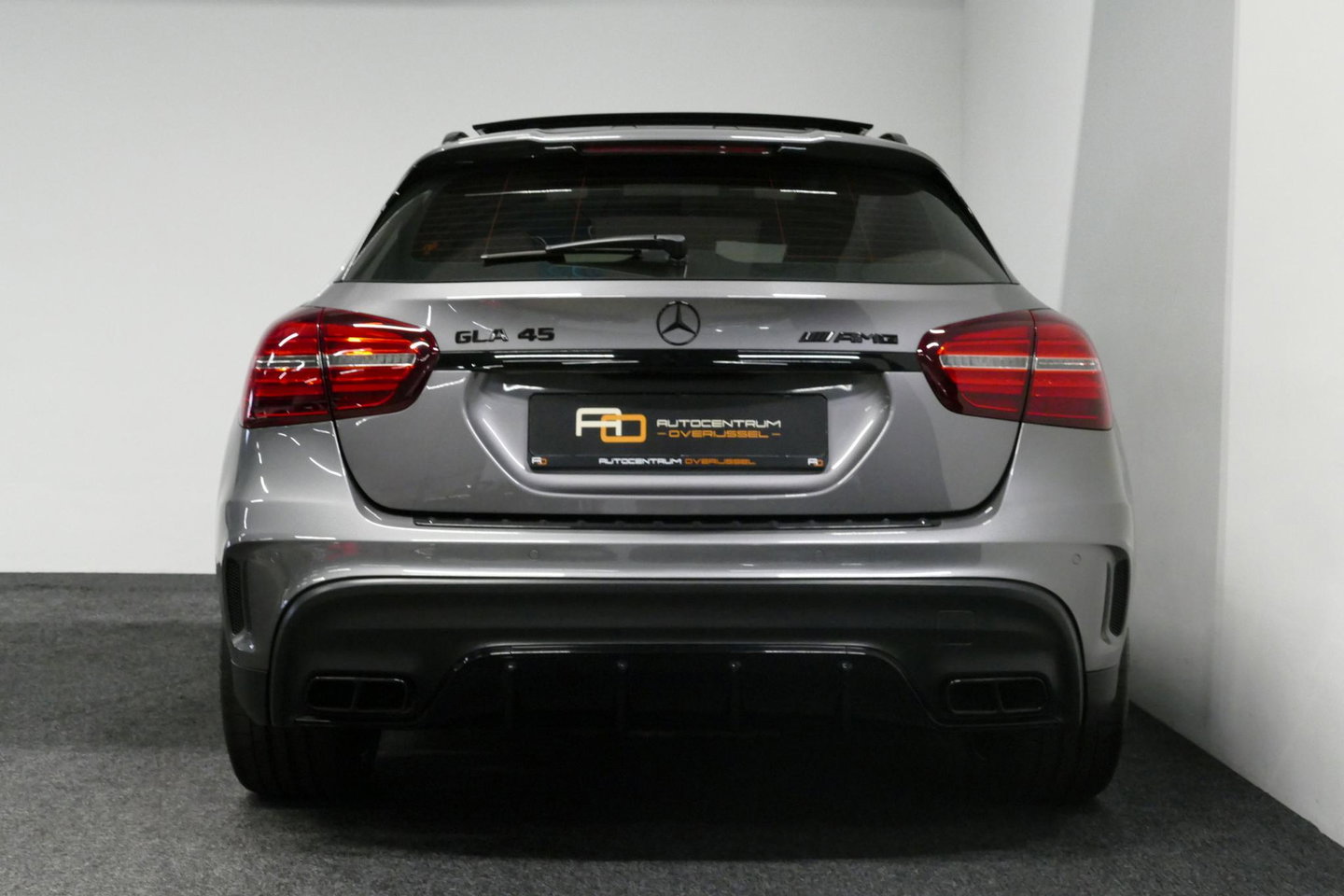Mercedes-Benz GLA AMG 45 4MATIC Premium Plus / UNIEK / Panoramadak / AMG Performance sport-uitlaat / Stoelverwarming / Achteruitrijcamera / LED High Performance koplampen / Cruise Control / 20'' LMV / Rode remzadels