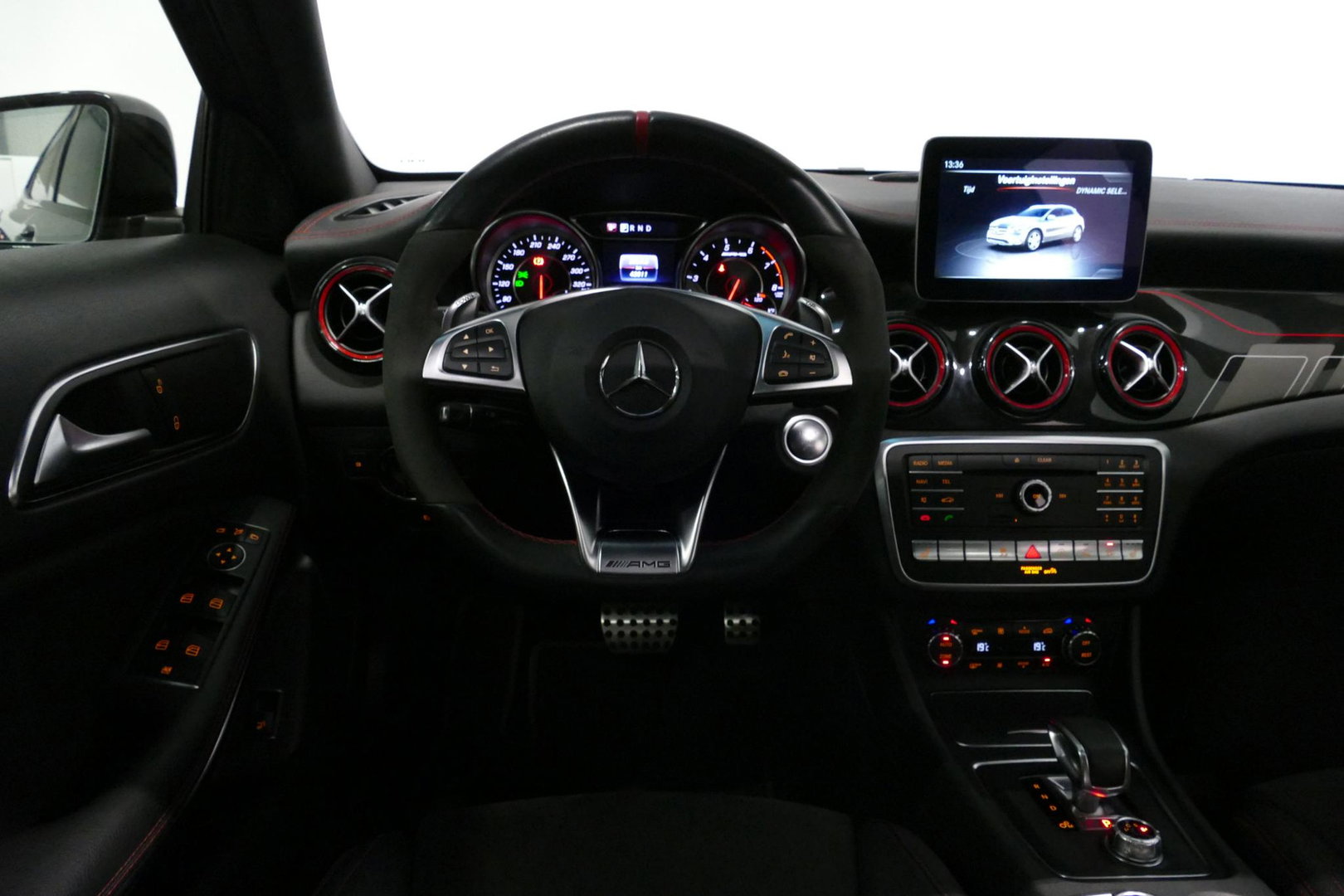 Mercedes-Benz GLA AMG 45 4MATIC Premium Plus / UNIEK / Panoramadak / AMG Performance sport-uitlaat / Stoelverwarming / Achteruitrijcamera / LED High Performance koplampen / Cruise Control / 20'' LMV / Rode remzadels