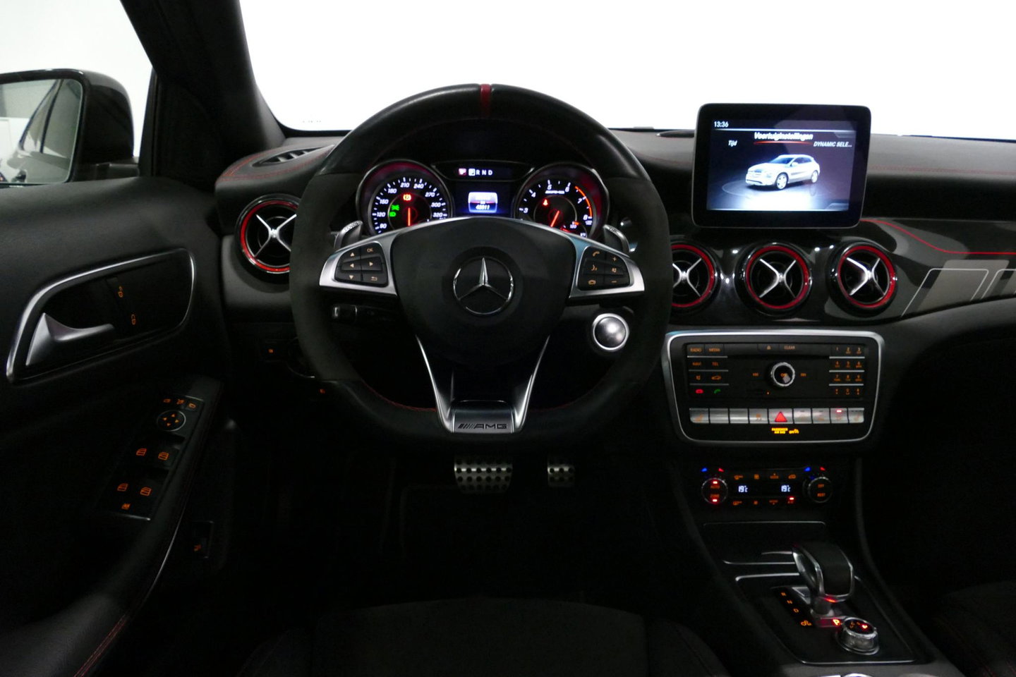 Mercedes-Benz GLA AMG 45 4MATIC Premium Plus / UNIEK / Panoramadak / AMG Performance sport-uitlaat / Stoelverwarming / Achteruitrijcamera / LED High Performance koplampen / Cruise Control / 20'' LMV / Rode remzadels