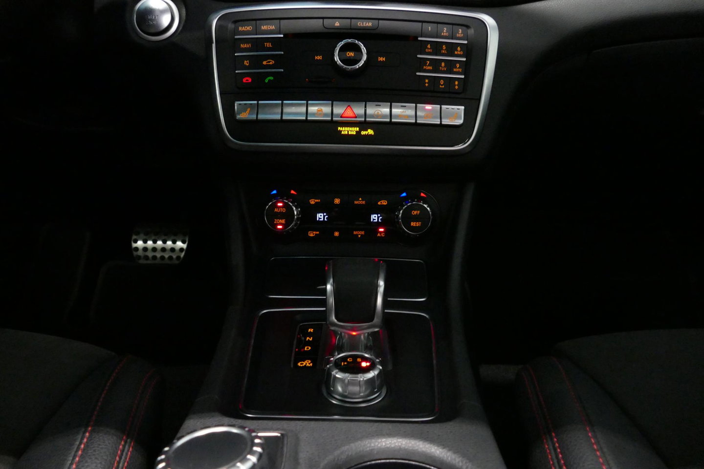 Mercedes-Benz GLA AMG 45 4MATIC Premium Plus / UNIEK / Panoramadak / AMG Performance sport-uitlaat / Stoelverwarming / Achteruitrijcamera / LED High Performance koplampen / Cruise Control / 20'' LMV / Rode remzadels