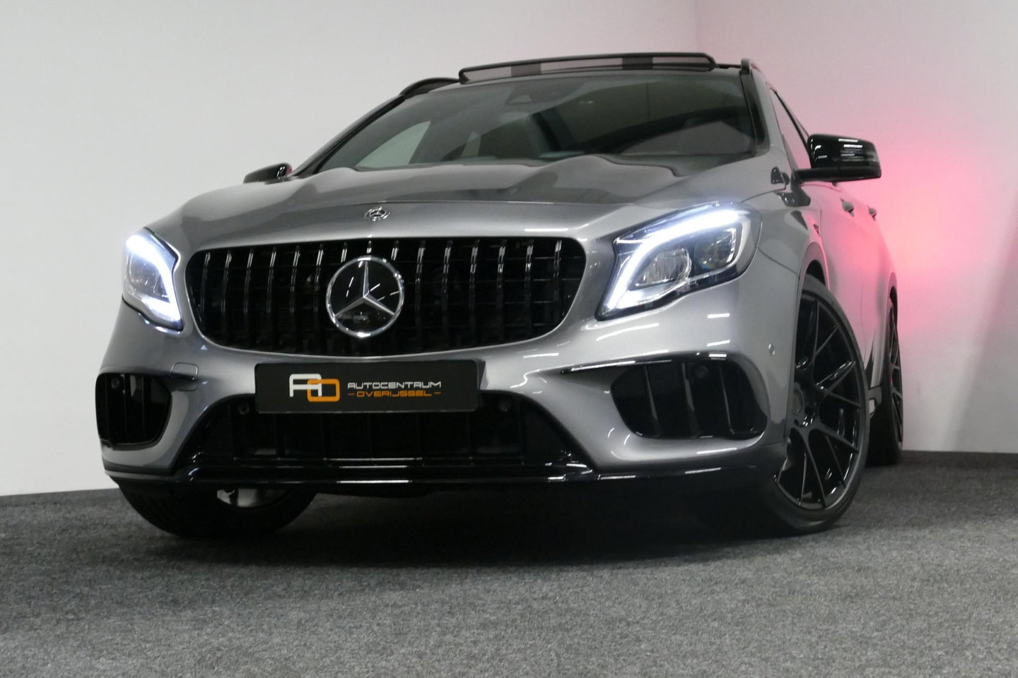 Mercedes-Benz GLA AMG 45 4MATIC Premium Plus / UNIEK / Panoramadak / AMG Performance sport-uitlaat / Stoelverwarming / Achteruitrijcamera / LED High Performance koplampen / Cruise Control / 20'' LMV / Rode remzadels