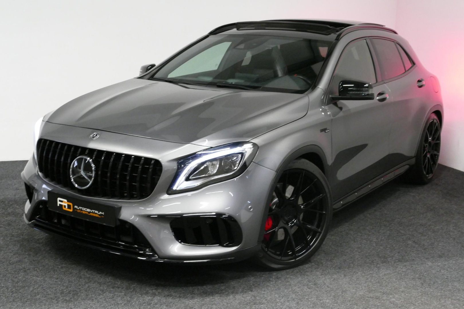Mercedes-Benz GLA AMG 45 4MATIC Premium Plus / UNIEK / Panoramadak / AMG Performance sport-uitlaat / Stoelverwarming / Achteruitrijcamera / LED High Performance koplampen / Cruise Control / 20'' LMV / Rode remzadels