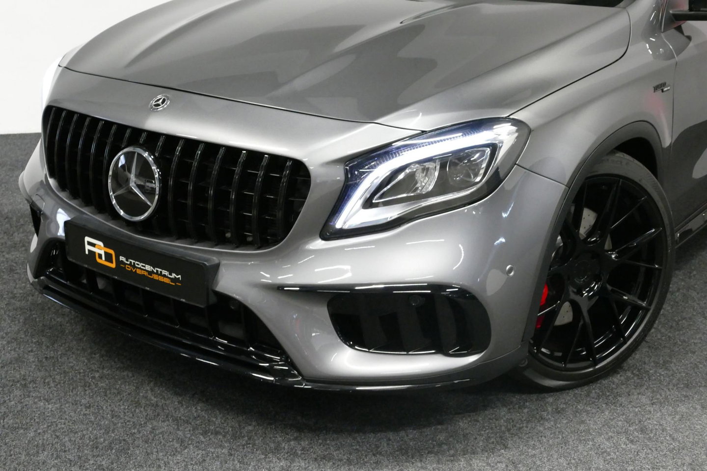 Mercedes-Benz GLA AMG 45 4MATIC Premium Plus / UNIEK / Panoramadak / AMG Performance sport-uitlaat / Stoelverwarming / Achteruitrijcamera / LED High Performance koplampen / Cruise Control / 20'' LMV / Rode remzadels