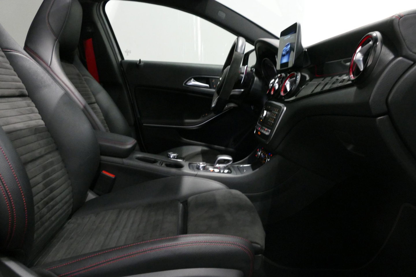 Mercedes-Benz GLA AMG 45 4MATIC Premium Plus / UNIEK / Panoramadak / AMG Performance sport-uitlaat / Stoelverwarming / Achteruitrijcamera / LED High Performance koplampen / Cruise Control / 20'' LMV / Rode remzadels
