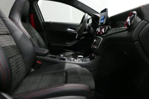 Mercedes-Benz GLA AMG 45 4MATIC Premium Plus / UNIEK / Panoramadak / AMG Performance sport-uitlaat / Stoelverwarming / Achteruitrijcamera / LED High Performance koplampen / Cruise Control / 20'' LMV / Rode remzadels
