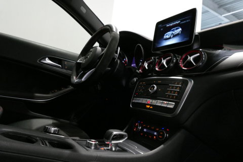 Mercedes-Benz GLA AMG 45 4MATIC Premium Plus / UNIEK / Panoramadak / AMG Performance sport-uitlaat / Stoelverwarming / Achteruitrijcamera / LED High Performance koplampen / Cruise Control / 20'' LMV / Rode remzadels