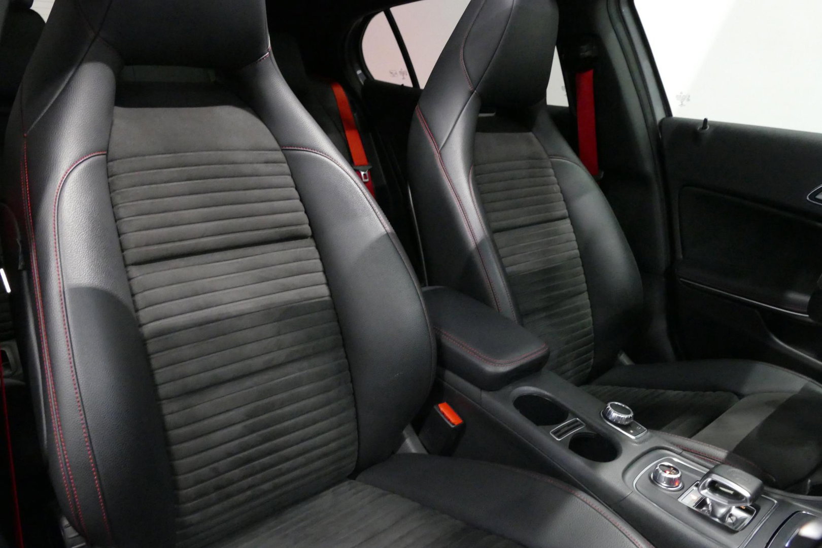 Mercedes-Benz GLA AMG 45 4MATIC Premium Plus / UNIEK / Panoramadak / AMG Performance sport-uitlaat / Stoelverwarming / Achteruitrijcamera / LED High Performance koplampen / Cruise Control / 20'' LMV / Rode remzadels